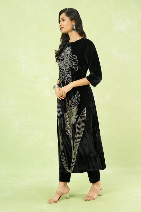 Buy_Samyukta Singhania_Black Velvet Embroidery, Metallic Thread Round Floral Hand Kurta And Pant Set 