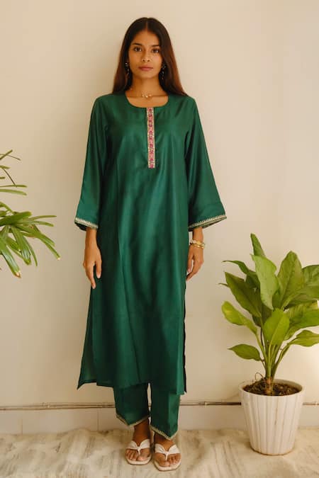 Buy_Juanita By Shubhda_Emerald Green Chanderi, Cotton, Organza, Silk Resham Zari Kurta And Pant Set _Online_at_Aza_Fashions