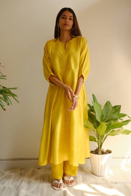 Juanita By Shubhda_Yellow Chanderi Split V-neck Pintuck Detail Kurta And Pant Set _at_Aza_Fashions