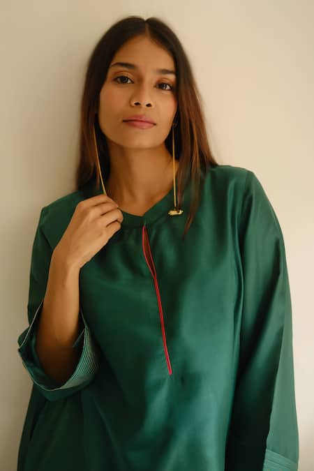 Buy_Juanita By Shubhda_Green Chanderi Zari Mandarin Collar, Split V-neck Kurta And Pant Set 