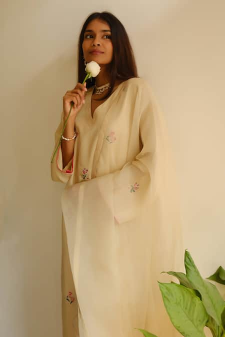 Juanita By Shubhda_Cream Chanderi Embroidery, Zari V-neck Handwoven Kurta Set _Online_at_Aza_Fashions