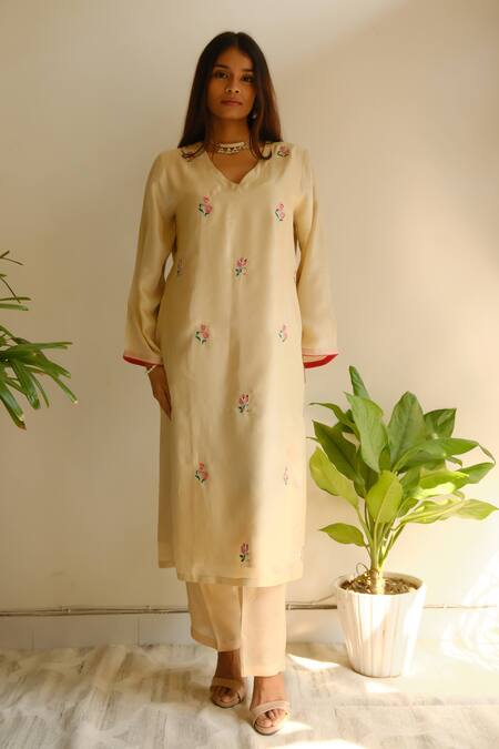 Juanita By Shubhda_Cream Chanderi Embroidery, Zari V-neck Handwoven Kurta Set _at_Aza_Fashions
