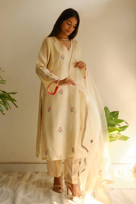 Buy_Juanita By Shubhda_Cream Chanderi Embroidery, Zari V-neck Handwoven Kurta Set 