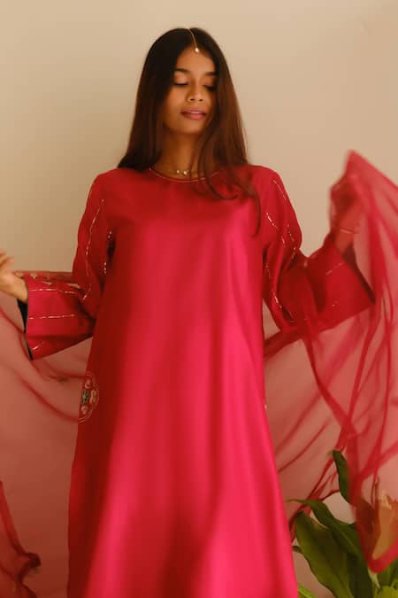Buy_Juanita By Shubhda_Red Chanderi, Organza Embroidery, Zari Round Neck Resham Kurta Set _Online_at_Aza_Fashions