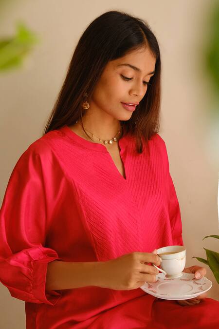 Buy_Juanita By Shubhda_Red Chanderi Split V-neck, Mandarin Collar Handwoven Kurta And Pant Set 