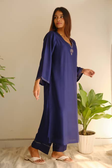 Juanita By Shubhda_Blue Chanderi Embroidery, Metallic Thread V-neck Kurta And Pant Set _Online_at_Aza_Fashions