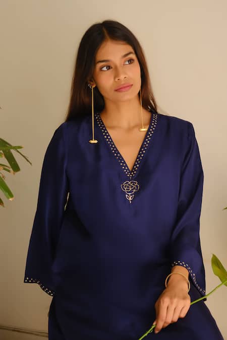 Shop_Juanita By Shubhda_Blue Chanderi Embroidery, Metallic Thread V-neck Kurta And Pant Set _Online_at_Aza_Fashions
