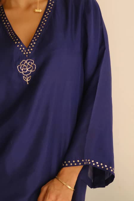 Shop_Juanita By Shubhda_Blue Chanderi Embroidery, Metallic Thread V-neck Kurta And Pant Set 