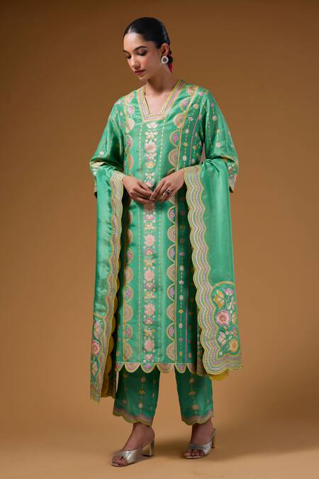 Buy_I Am Design_Green Silk Foil Printing V-neck Flower And Scallop Kurta Set _Online_at_Aza_Fashions