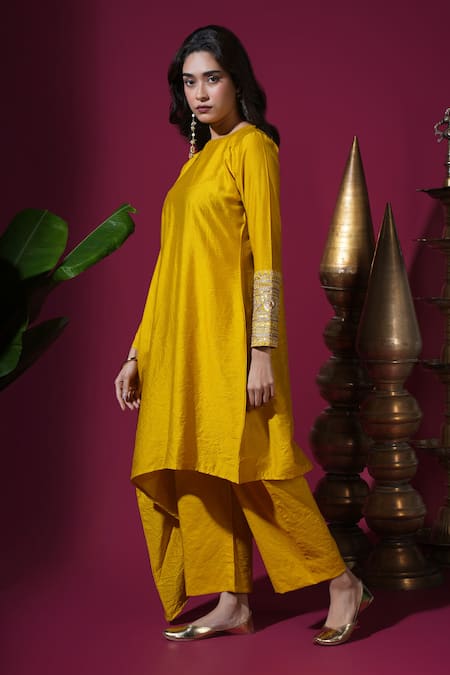 Komal Shah_Mustard Chanderi, Silk Embroidery Round Neck Asymmetric Cape Kurta And Pant Set _Online_at_Aza_Fashions