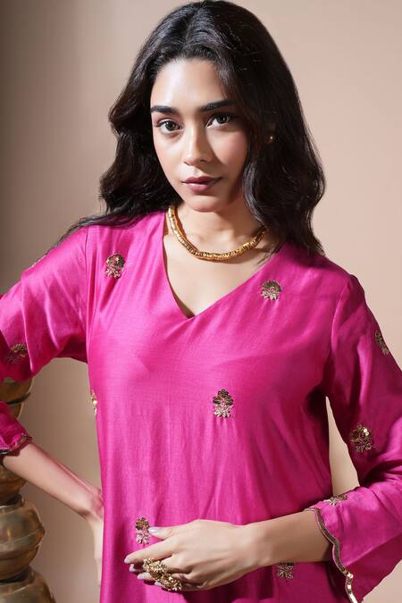 Komal Shah Pink Chanderi Embroidery, Zari V-neck Mor Hand Kurta Pant And Dupatta Set Online at Aza Fashions Komal Shah_Pink Chanderi Embroidery, Zari V-neck Mor Hand Kurta Pant And Dupatta Set _Online_at_Aza_Fashions