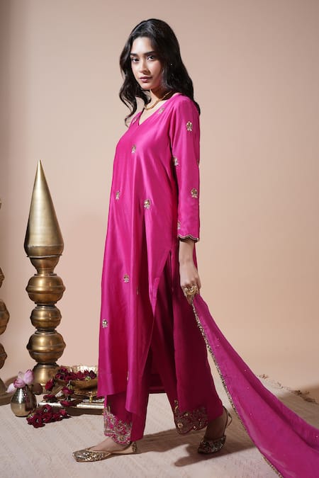 Buy Komal Shah Pink Chanderi Embroidery, Zari V-neck Mor Hand Kurta Pant And Dupatta Set Online at Aza Fashions Buy_Komal Shah_Pink Chanderi Embroidery, Zari V-neck Mor Hand Kurta Pant And Dupatta Set _Online_at_Aza_Fashions