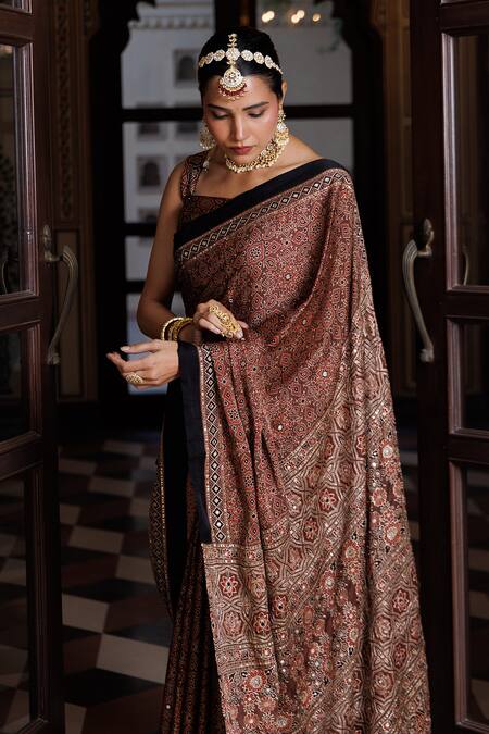 Buy_Geroo Jaipur_Maroon Modal, Silk Sequins, Geometric Printed Saree With Unstitched Blouse Piece 