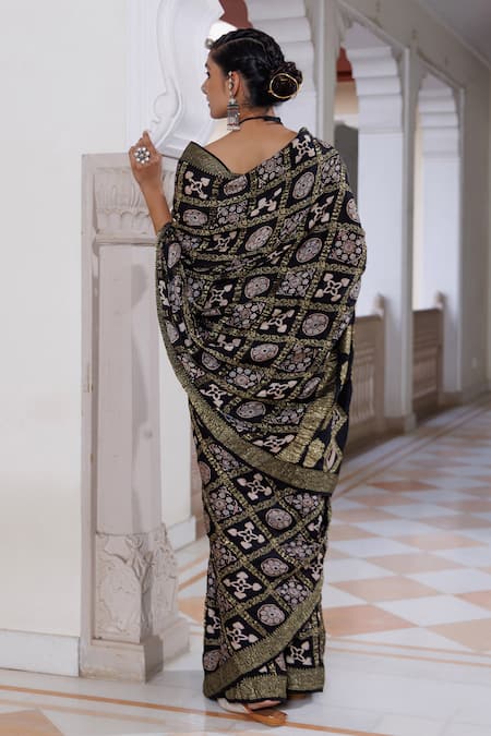 Geroo Jaipur Zari Checks Patterned Saree & Unstitched Blouse Piece Set 