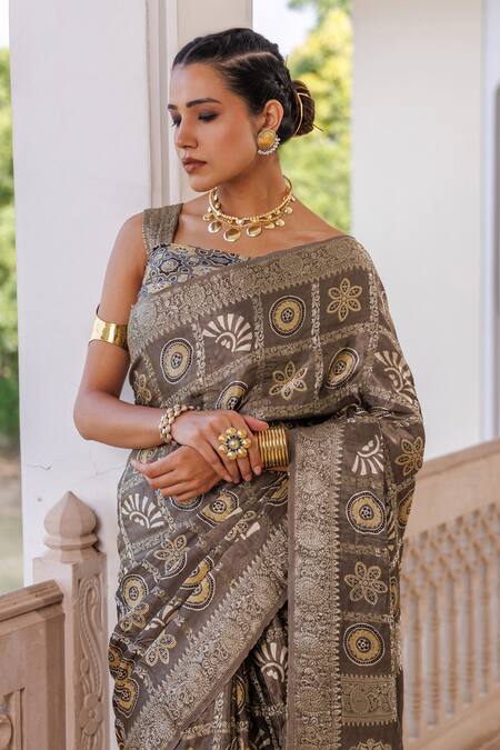 Geroo Jaipur_Grey Zari Checks Woven Saree With Unstitched Blouse Piece _at_Aza_Fashions