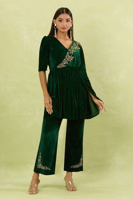 Samyukta Singhania_Green Velvet Embroidery V-neck Salli Hand Embellished Asymmetric Kurta Pant Set _at_Aza_Fashions