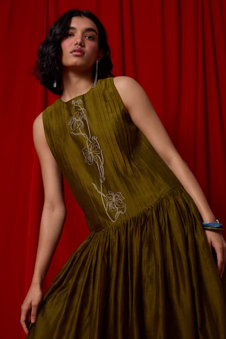 The Summer House_Green Chanderi Embroidery Round Neck Oleg Pleated Dress _Online_at_Aza_Fashions