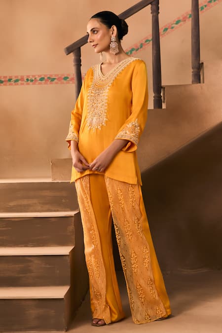 Buy_1999ad By Amita & Deepak_Orange Organza Embroidery, Beads, Sequins V-neck Thread Short Kurta And Pant Set _Online_at_Aza_Fashions
