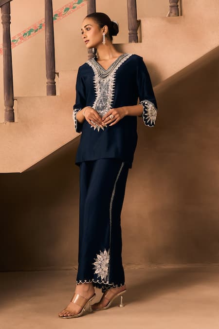 Shop_1999ad By Amita & Deepak_Blue Chanderi Embroidery, Zari V-neck Thread Kurta Set _Online_at_Aza_Fashions