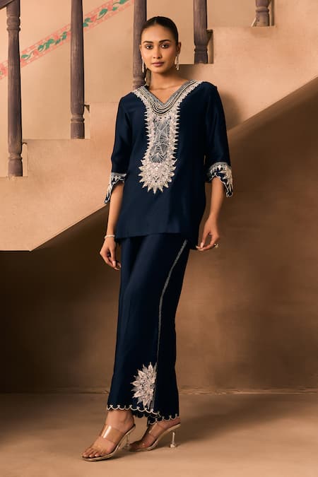 1999ad By Amita & Deepak_Blue Chanderi Embroidery, Zari V-neck Thread Kurta Set _at_Aza_Fashions