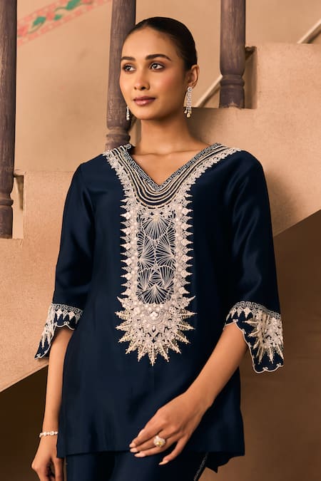 Shop_1999ad By Amita & Deepak_Blue Chanderi Embroidery, Zari V-neck Thread Kurta Set 