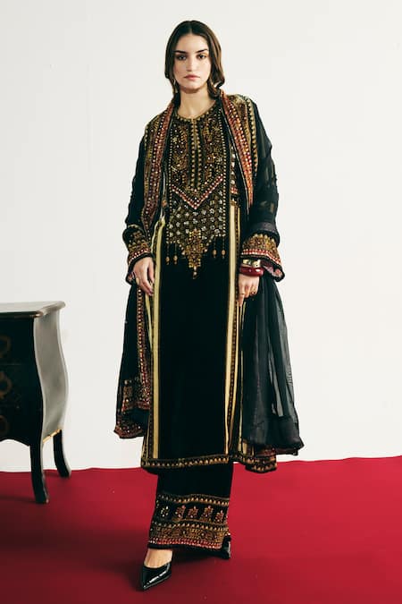 Basanti Kapde aur Koffee Black Velvet Embroidered Kurta Set 