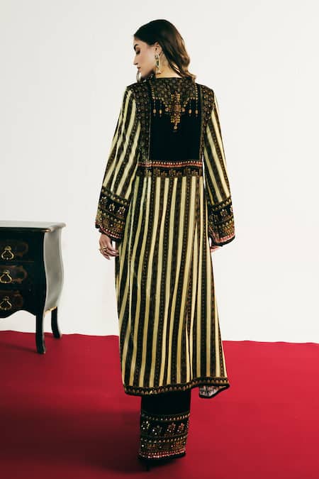 Basanti Kapde aur Koffee Black Velvet Embroidered Kurta Set 