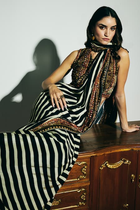 Shop_Basanti - Kapde Aur Koffee_Black Velvet Sequins, Mirrors V-neck Embroidered Saree With Blouse _Online_at_Aza_Fashions