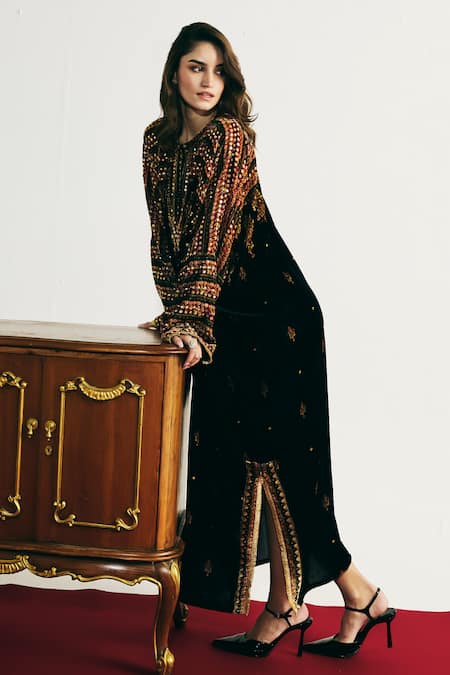 Basanti - Kapde Aur Koffee_Black Velvet Sequins, Mirrors, Lace Round Neck, Embroidered Straight Kurta _Online_at_Aza_Fashions