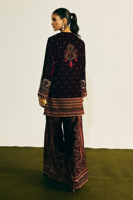Basanti Kapde aur Koffee Purple Velvet Embroidered Kurta & Palazzo Set 