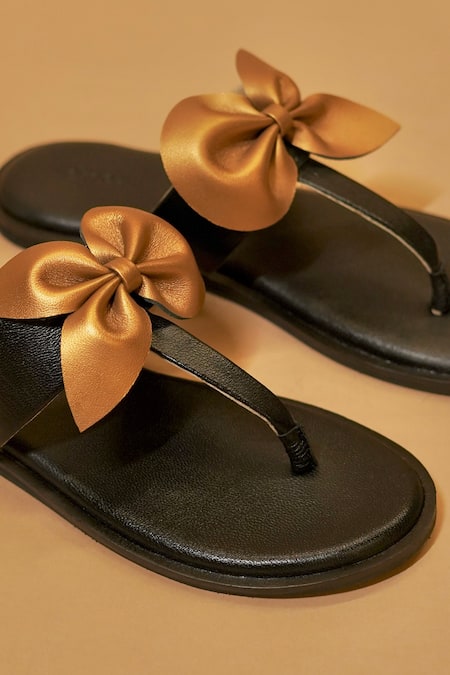 Buy_Dmodot_Black Pelle Bella Nodo Flats _Online_at_Aza_Fashions