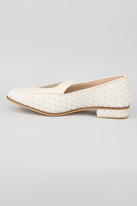 Rng Safawala_Off White Ivory Lucknowi Crown Juttis _Online_at_Aza_Fashions