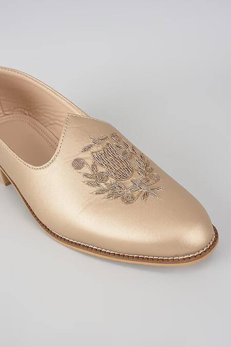 Buy_Rng Safawala_Gold Hour Crown Mojris _Online_at_Aza_Fashions