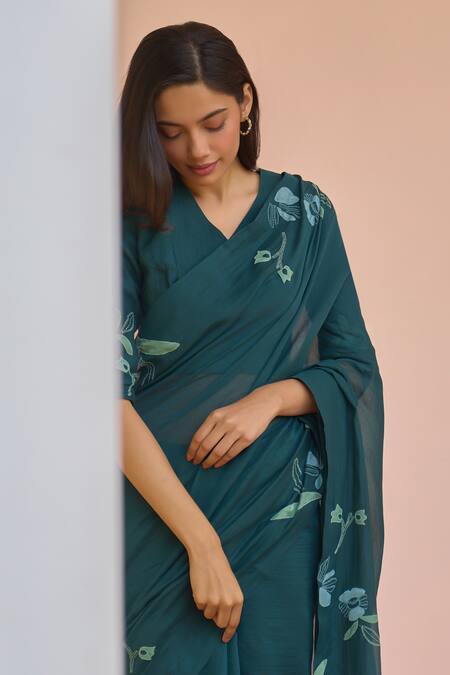 Buy_Vaayu_Green Muslin, Cotton Applique, Embroidery V-neck Jade Bloom Saree With Blouse _Online_at_Aza_Fashions