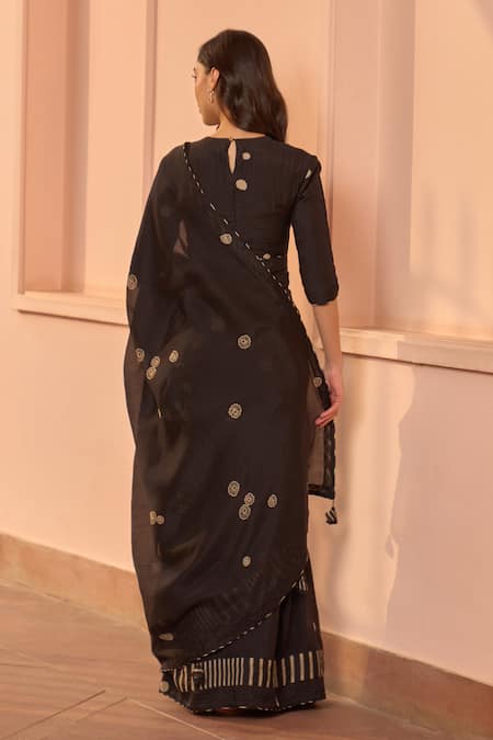 Vaayu Noir Printed Saree With Blouse 