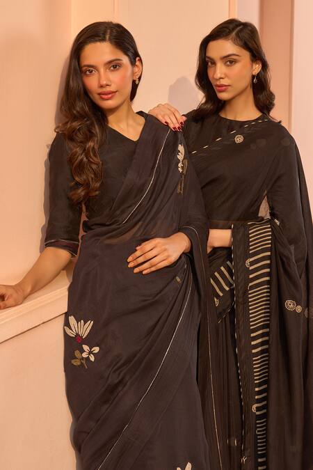 Vaayu Black Muslin, Cotton Embroidery Round Neck Noir Printed Saree With Blouse at Aza Fashions Vaayu_Black Muslin, Cotton Embroidery Round Neck Noir Printed Saree With Blouse _at_Aza_Fashions