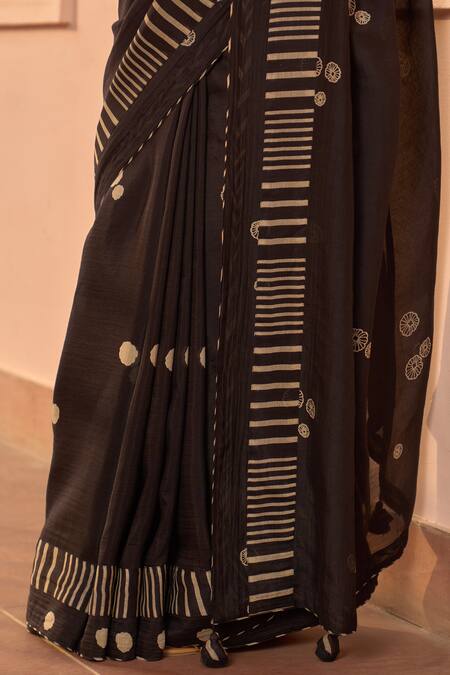 Buy Vaayu Black Muslin, Cotton Embroidery Round Neck Noir Printed Saree With Blouse Buy_Vaayu_Black Muslin, Cotton Embroidery Round Neck Noir Printed Saree With Blouse