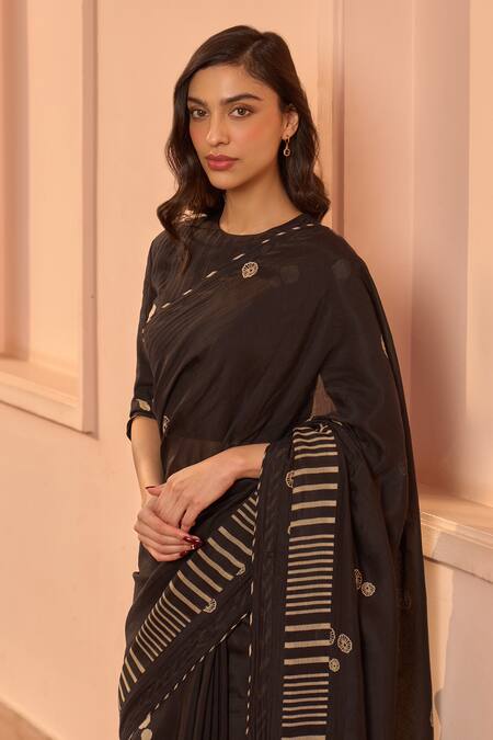 Shop Vaayu Black Muslin, Cotton Embroidery Round Neck Noir Printed Saree With Blouse Shop_Vaayu_Black Muslin, Cotton Embroidery Round Neck Noir Printed Saree With Blouse