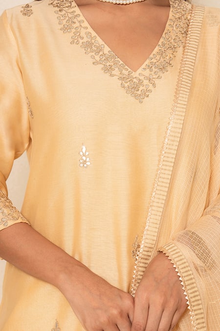 Buy_Kameez_Cream Chanderi, Cotton, Kota Doria Patti, Embroidery, Lace V-neck Kurta Set 