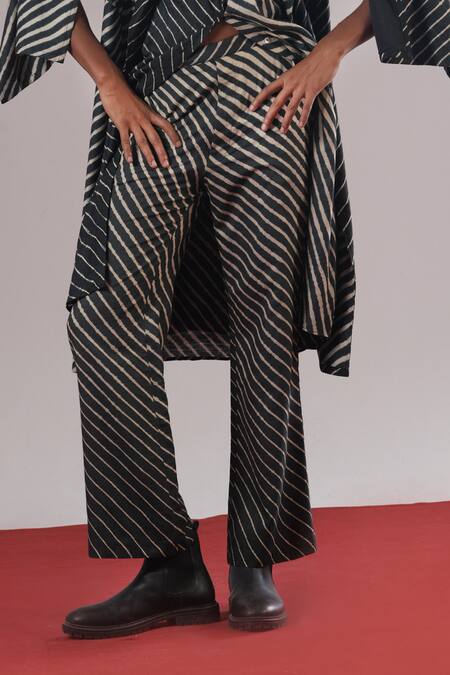 Buy_Urvashi Kaur_Black Linen, Silk Leheriya Printed Pant _Online_at_Aza_Fashions