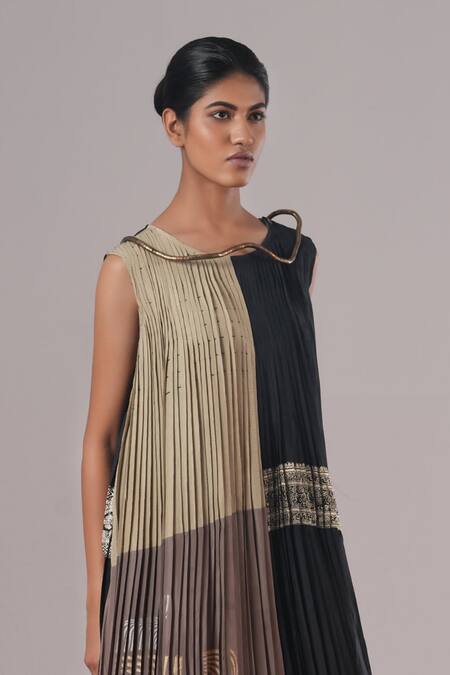 Buy_Urvashi Kaur_Black Brocade, Silk Foil Printing, Echo Block Printed Pleated Shift Dress _Online_at_Aza_Fashions