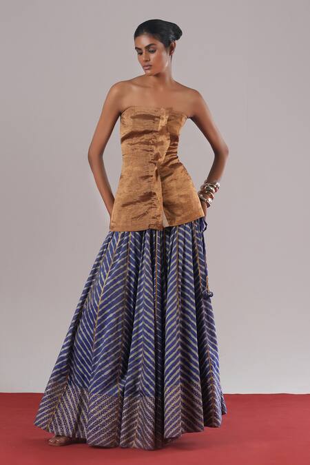 Urvashi Kaur_Gold Tissue, Silk Bandeau Neck Hila Handwoven Structured Corset _Online_at_Aza_Fashions