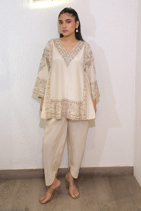 Label Deepshika Agarwal Hand Embroidered Kurta & Dhoti Pant Set 