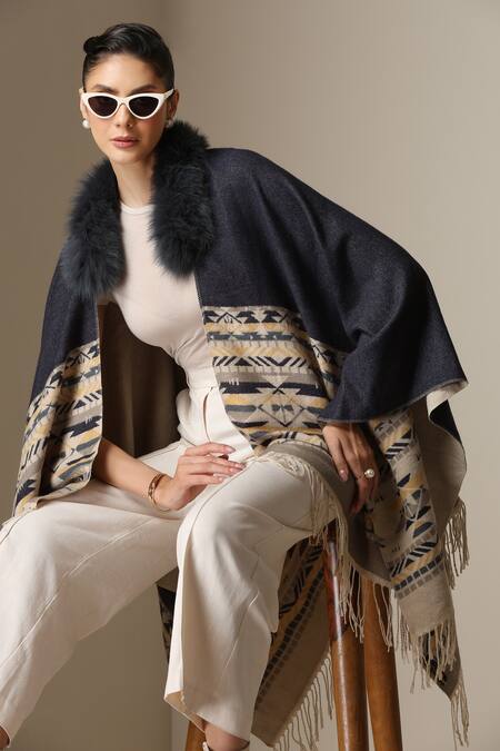 Buy_Dusala_Beige Open Neck Jacquard Pattern Fringed Hem Cape 