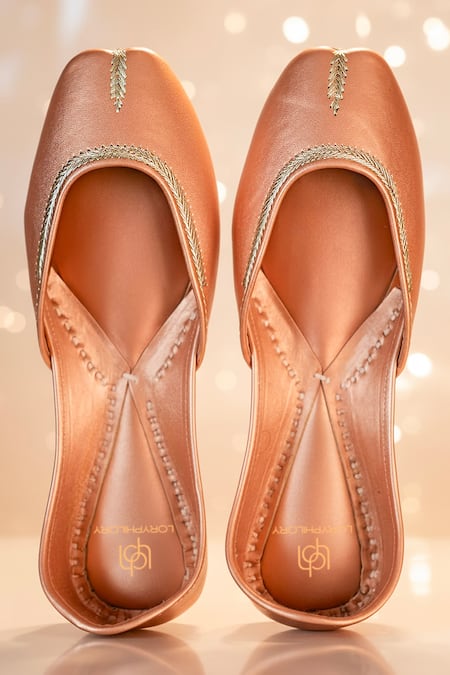 Buy_Loryphilory_Peach Adaa Minimal Gold Leaf Motif Jutti _Online_at_Aza_Fashions