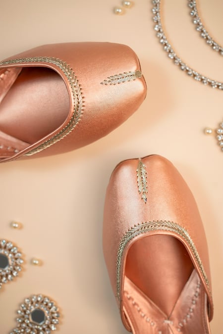 Shop_Loryphilory_Peach Adaa Minimal Gold Leaf Motif Jutti _Online_at_Aza_Fashions