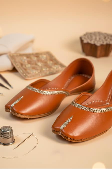 Loryphilory_Brown Noorani Plain Jutti With Fine Stitching Details _Online_at_Aza_Fashions