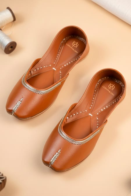 Loryphilory Noorani Plain Jutti with Fine Stitching Details 