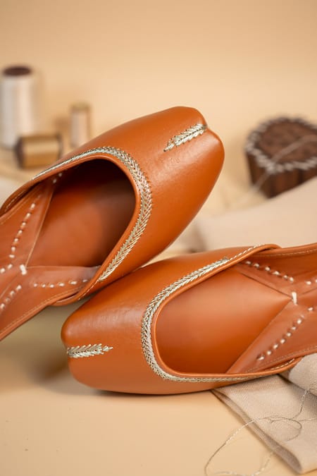 Buy_Loryphilory_Brown Noorani Plain Jutti With Fine Stitching Details _Online_at_Aza_Fashions