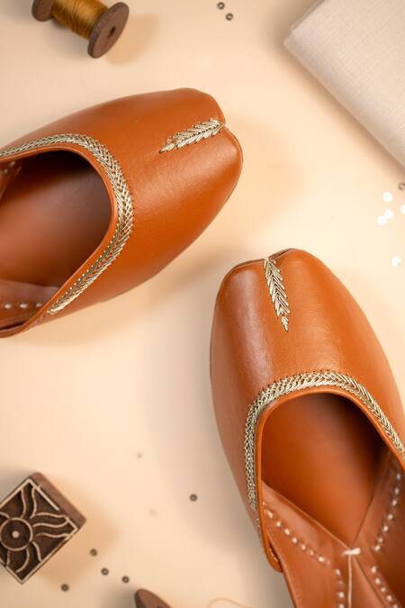 Shop_Loryphilory_Brown Noorani Plain Jutti With Fine Stitching Details _Online_at_Aza_Fashions